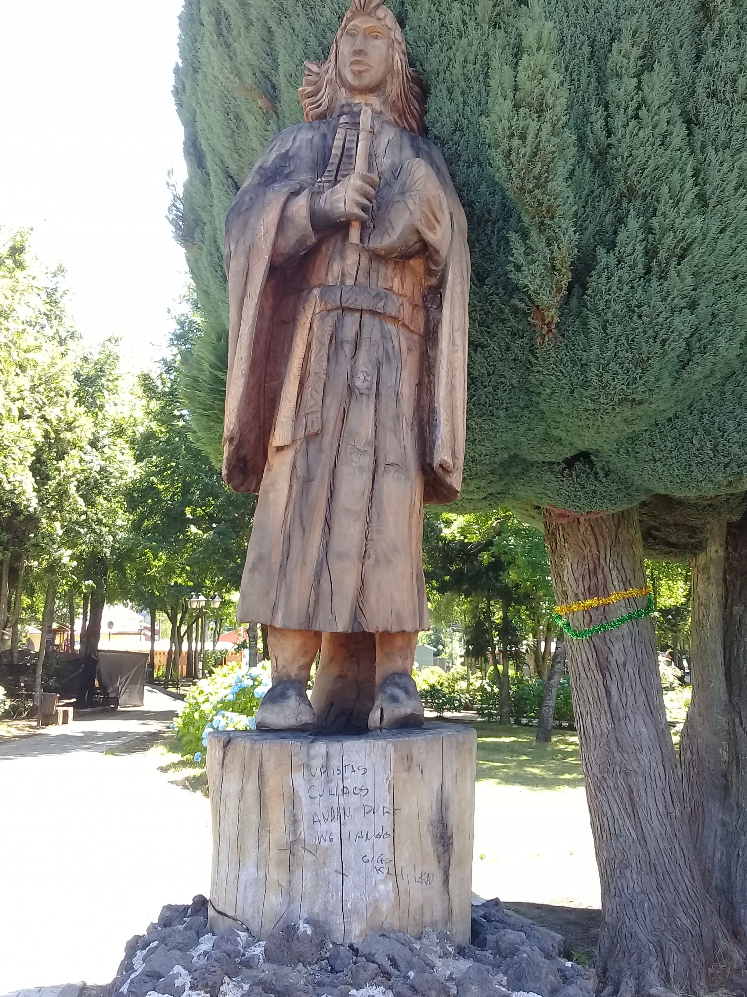 Turistas disfrutando el baño en el lago de agua dulce